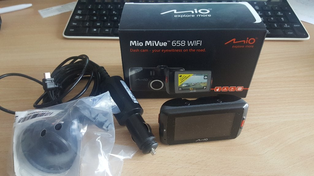 Dashcam Mio MiVue 658 WiFi + microSD SanDisk 32 GB, Auto diversen, Ophalen of Verzenden, Zo goed als nieuw