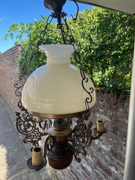 Antieke hanglamp met melkglas en smeedijzeren details, Huis en Inrichting, Ophalen, Gebruikt, Glas, E27 (groot)