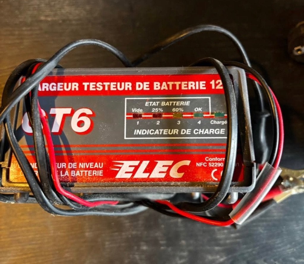 Power inverter 12V naar 220V, Caravanes & Camping, Camping-car Accessoires, Enlèvement, Utilisé
