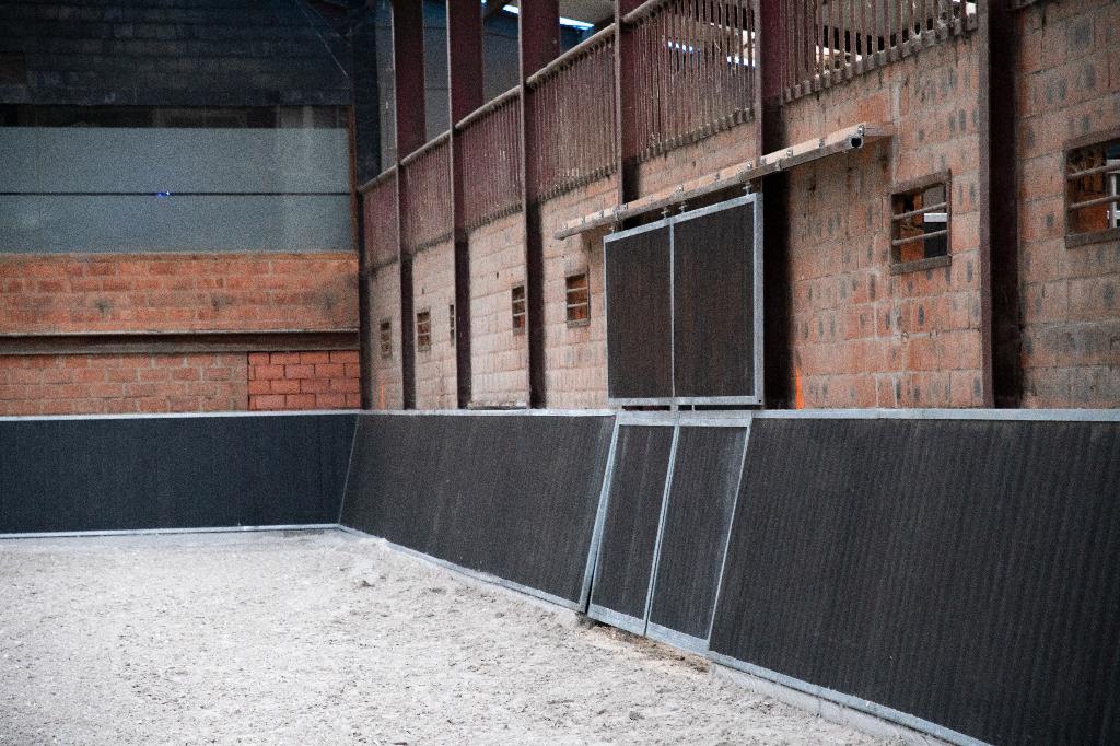 hoefslagkering, rijbakomranding , rijbak afrastering, piste, Stalling, 4 paarden of pony's of meer