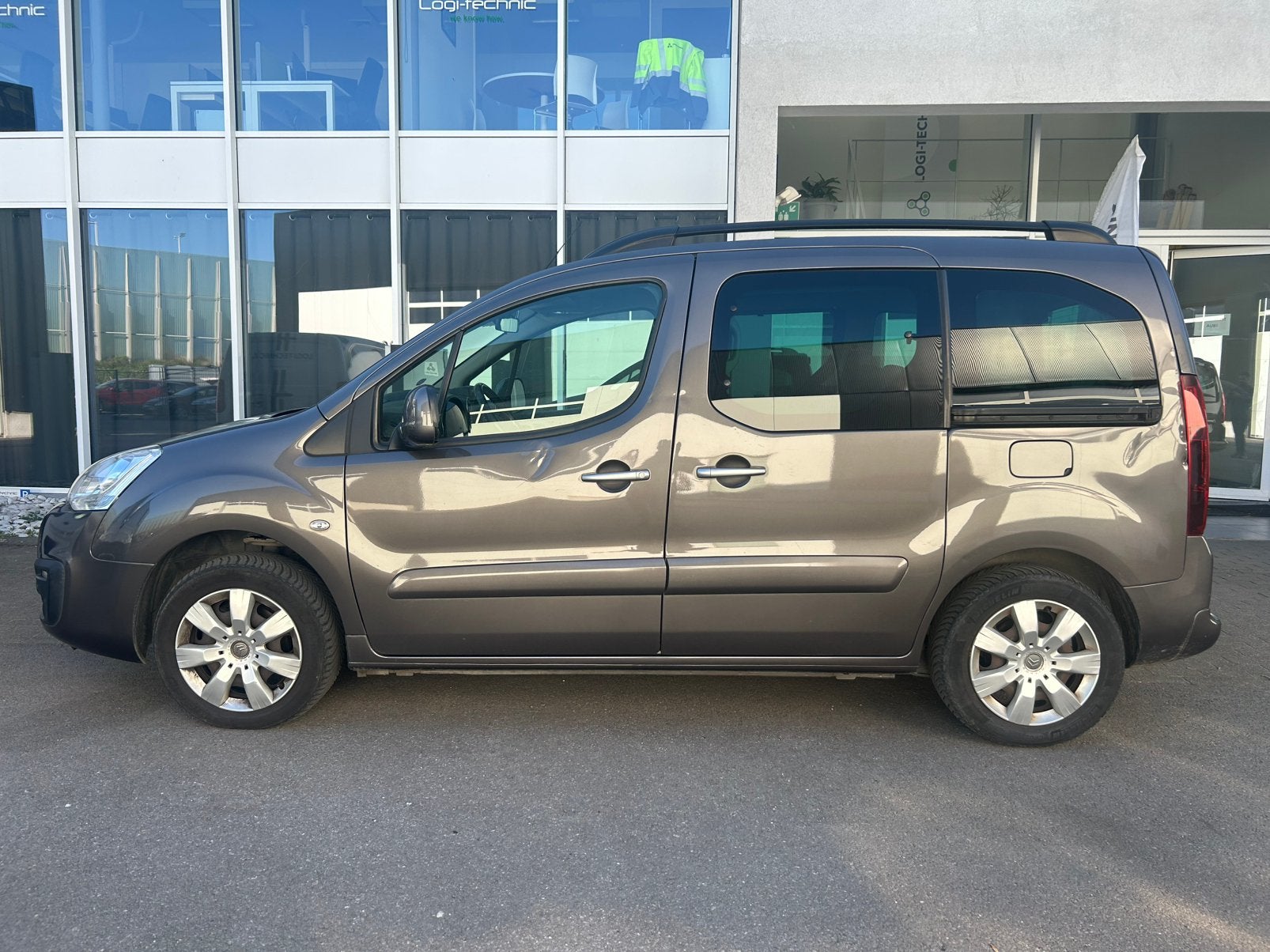 Citroen Berlingo 1.2i / Navi / Airco / Camera / goede staat, Autos, Argent ou Gris, Achat, Euro 6, Noir