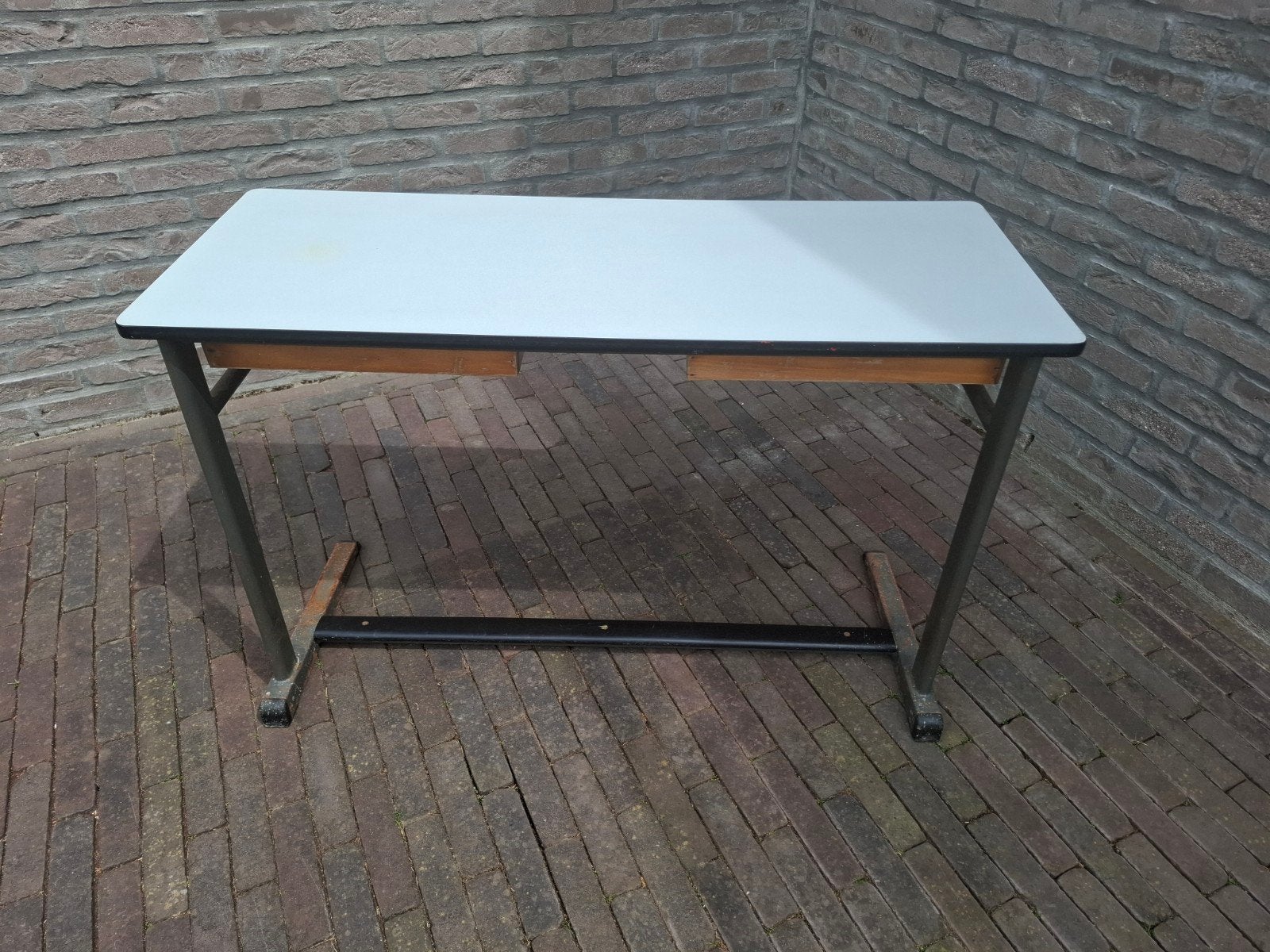 Bureau d'école à l'ancienne, 25 à 50 cm, 50 à 100 cm, Enlèvement, Utilisé