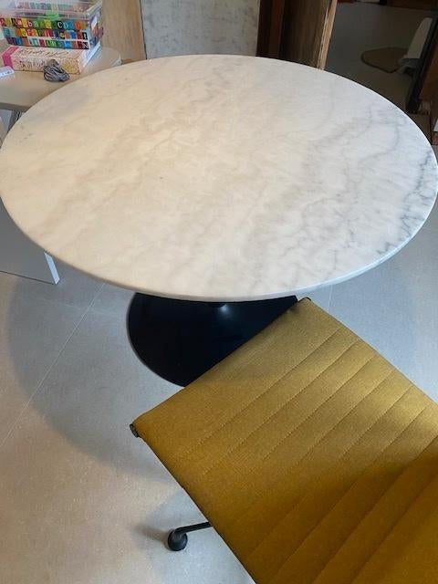 Marmeren ronde tafel, Ophalen