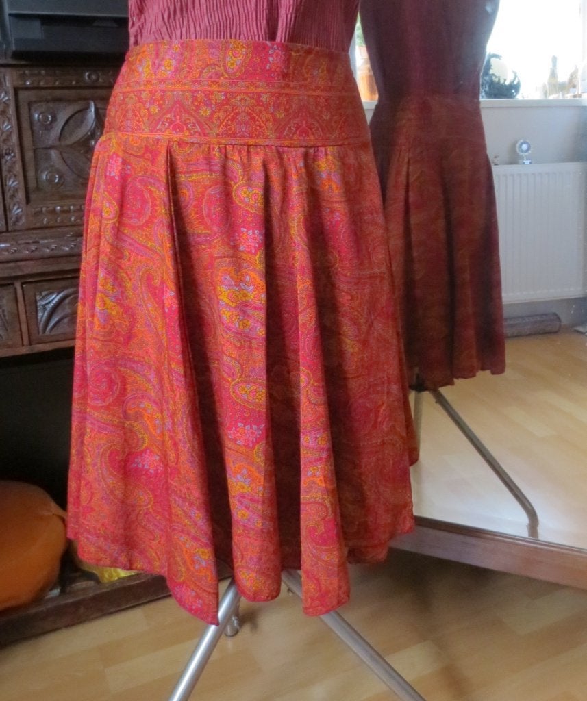 Luchtig rokje in rode en oranje tinten, Kleding | Dames, Ophalen of Verzenden, Zo goed als nieuw, Knielengte, Aller Simplement