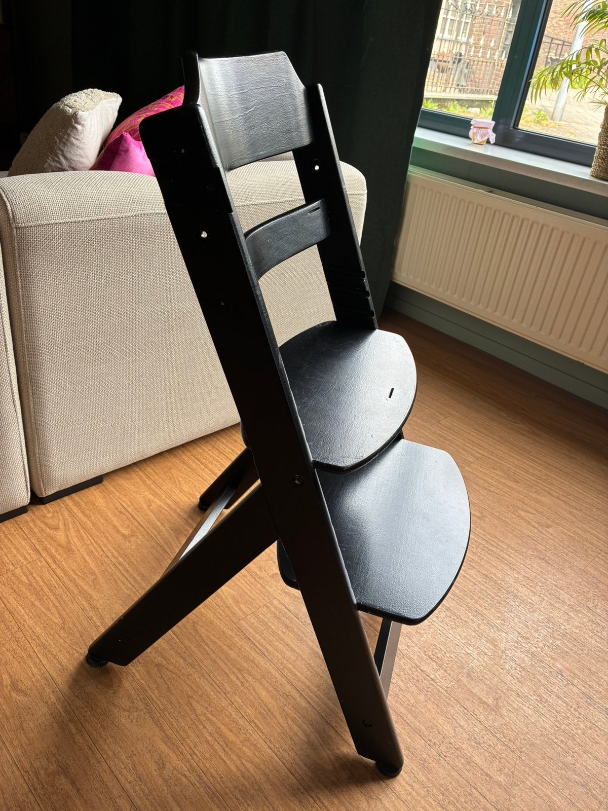 Kinderstoel zwart gelakt, intact en in goede staat., Ophalen, Gebruikt, Aanschuifbaar