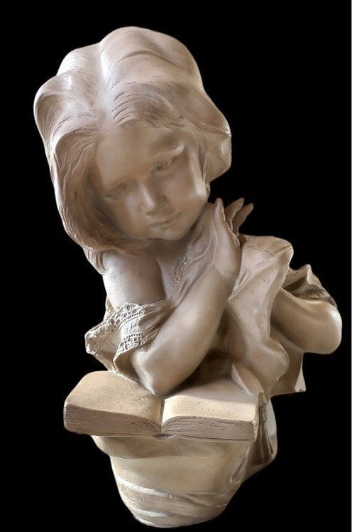 Austin Productions « Girl Reading »., Statue, Gips, Enlèvement, Beige