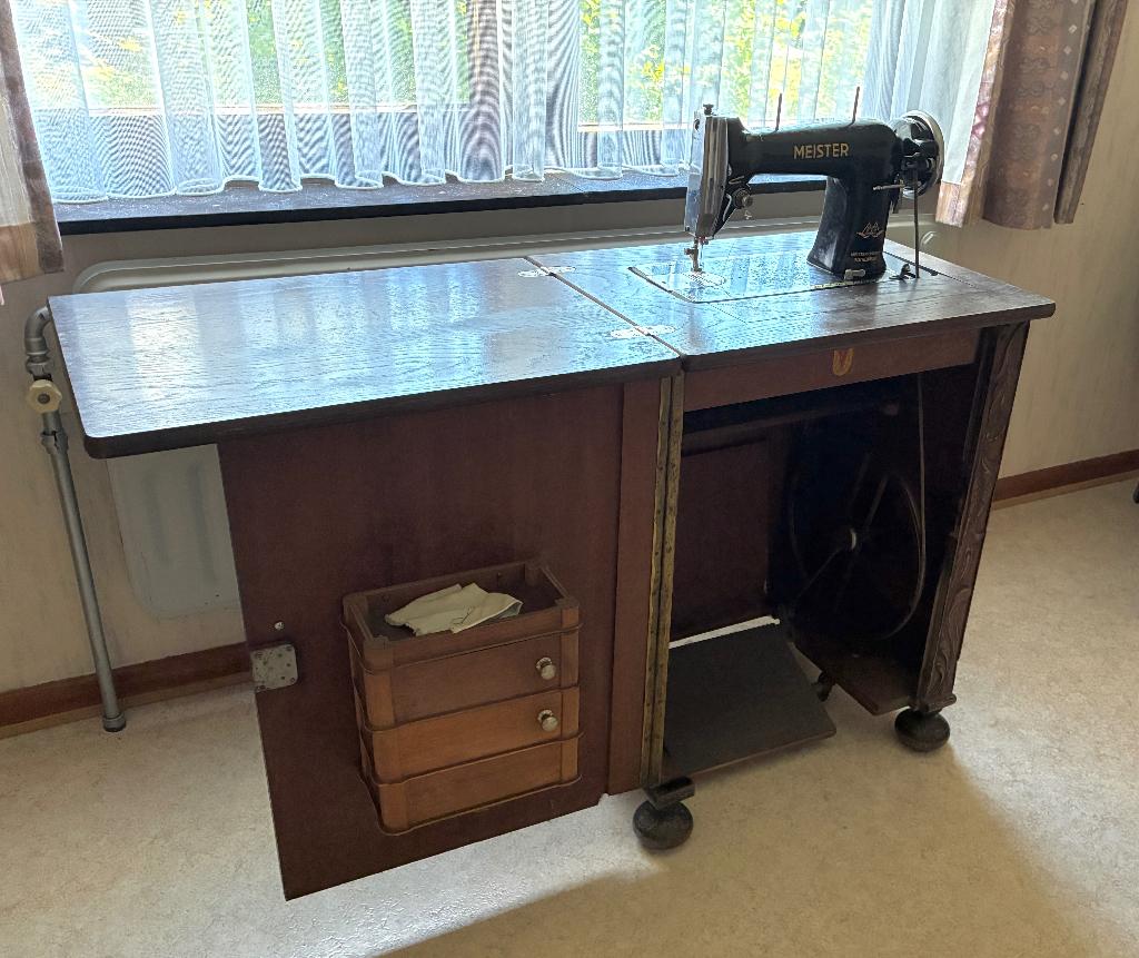 Antieke naaimachine in kast, Antiek en Kunst, Ophalen