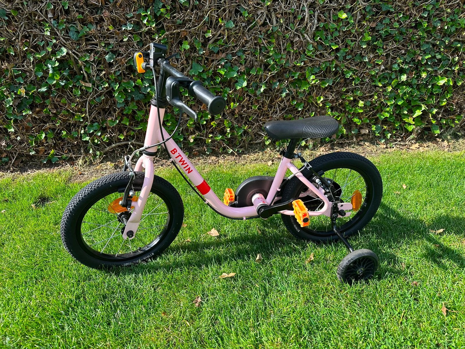 Roze kinderfiets ( met zijwieltjes) B’twin, Ophalen, Zijwieltjes, Gebruikt, Velgrem