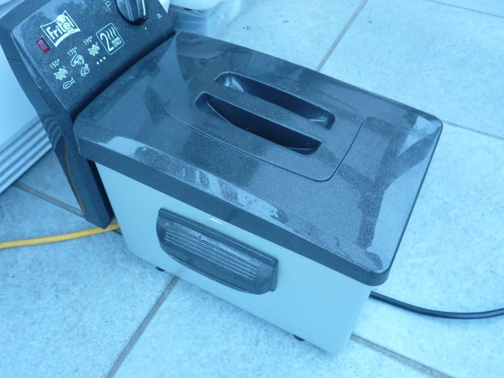 Frietketel Fritel Turbo voor 2 liter olie, 2 tot 3 liter, Ophalen, Zo goed als nieuw, Uitneembare binnenpan