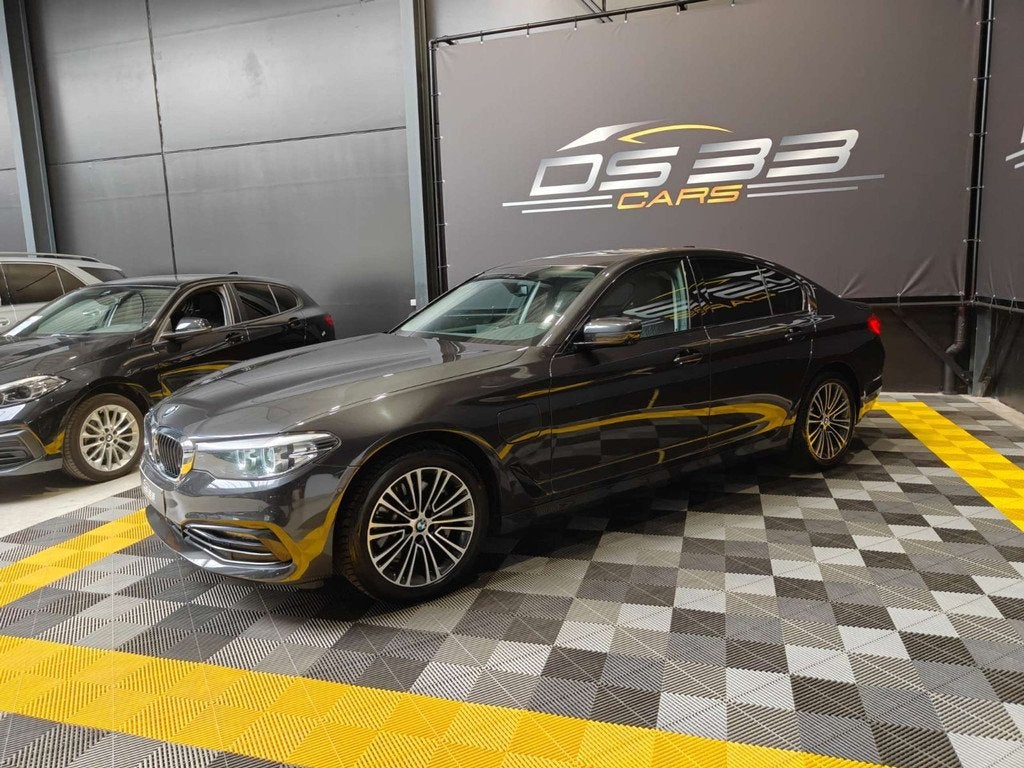 BMW 530 eAS PHEV Sport/LED/360/MemoryLeder/Keyless/AdCruis, Auto's, BMW, Automaat, Achterwielaandrijving, Gebruikt, 4 cilinders