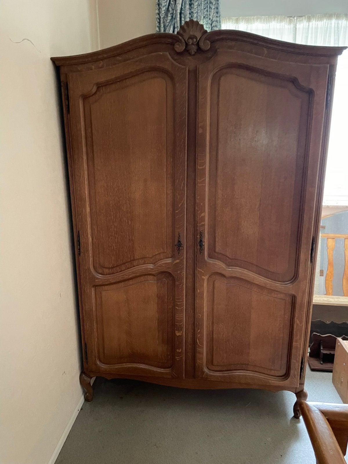 Klassieke Franse kledingkast (armoire),, Ophalen