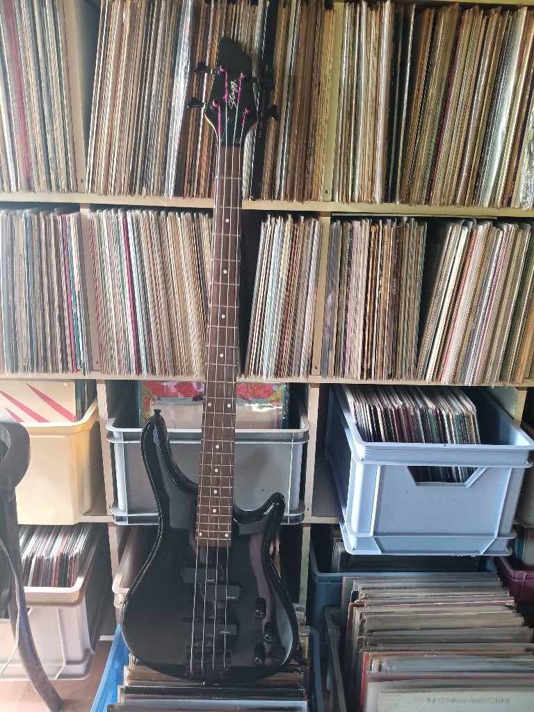 oude basgitaar   stagg, Muziek en Instrumenten, Snaarinstrumenten | Gitaren | Bas, Ophalen, Gebruikt