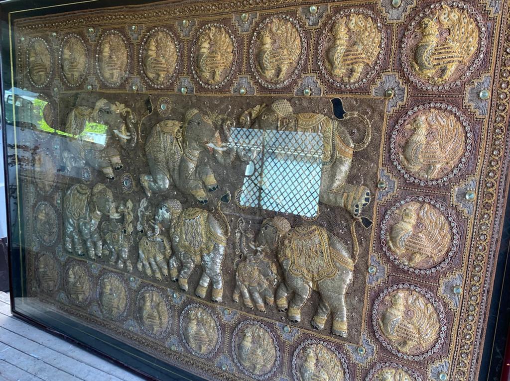 Belle tapisserie birmane de Kalaga, Enlèvement