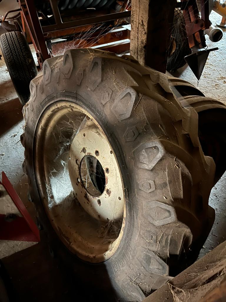 International velgen 28 inch 8 gaats zf steek, Articles professionnels, Agriculture | Pièces | Pneus, Jantes & Essieux, Enlèvement