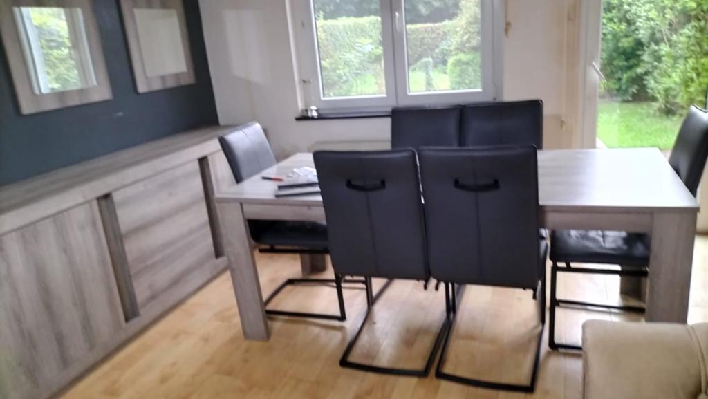 Salle à manger complète, Enlèvement
