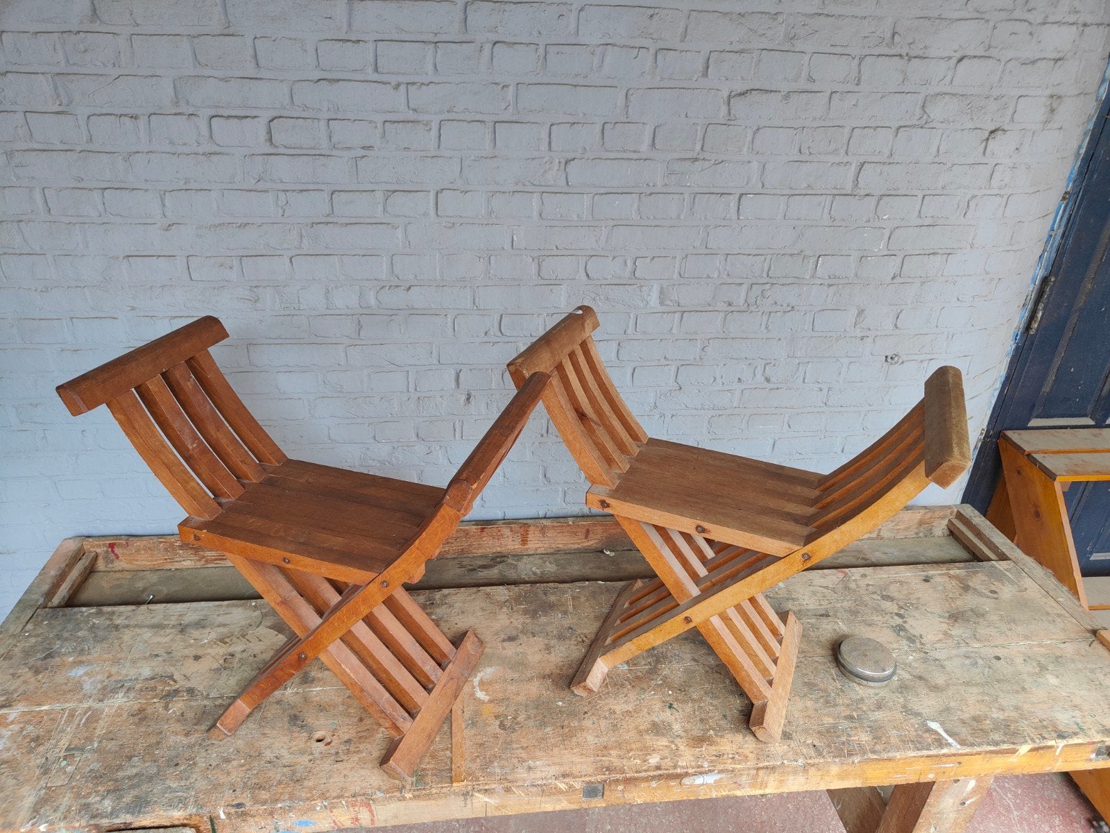 Twee houten bijzetstoeltjes, Ophalen