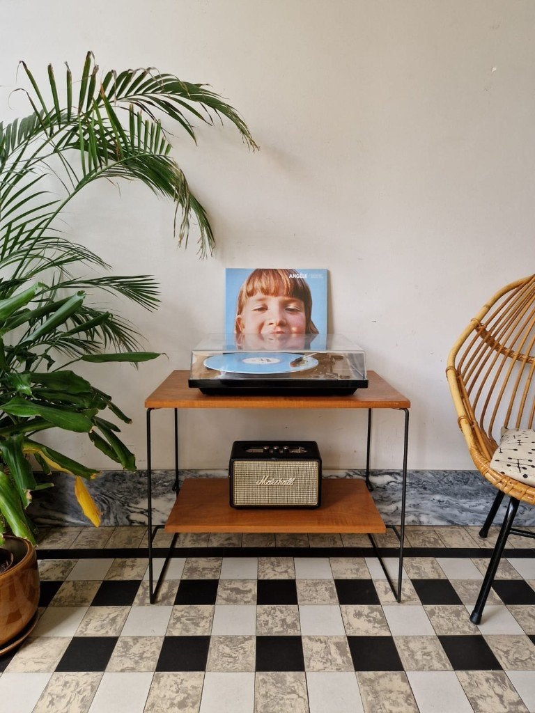 Vintage midcentury bijzettafel | platenspeler meubel | retro, Huis en Inrichting, Tafels | Bijzettafels, Gebruikt, Rechthoekig