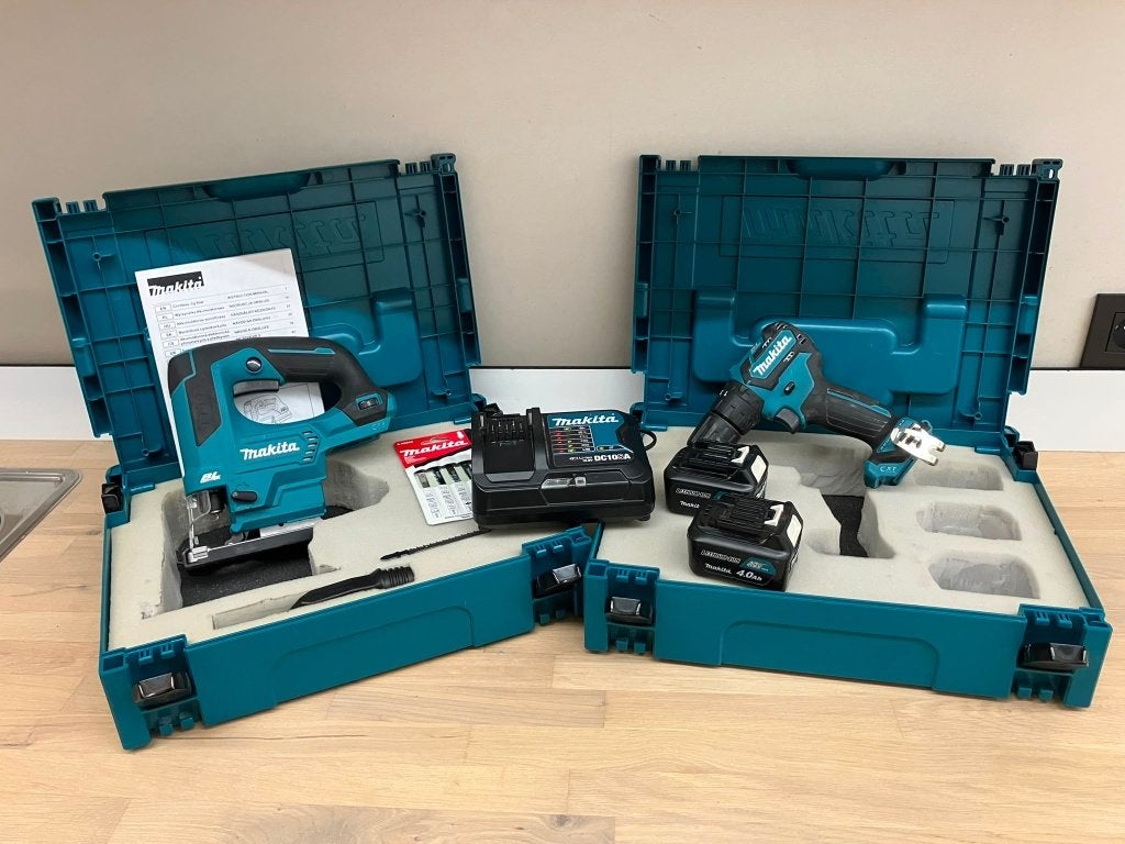 Makita klopboormachine HP332 & decoupeerzaag JV103D + 2x4Ah, Ophalen, Gebruikt, Boor- en Schroefmachine, Minder dan 400 watt