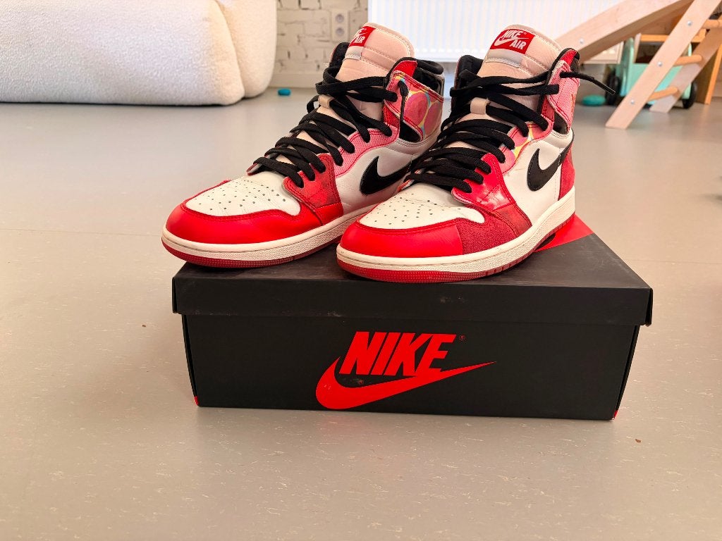 Across the spiderverse Air Jordan 1, Kleding | Heren, Schoenen, Ophalen, Sneakers, Gedragen, Nike air Jordan