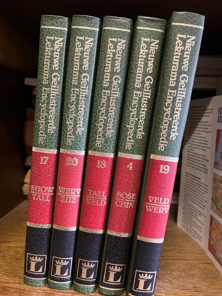 Te koop - 20 delige encyclopedie Lekturama, Boeken, Geschiedenis | Wereld, Ophalen, Zo goed als nieuw