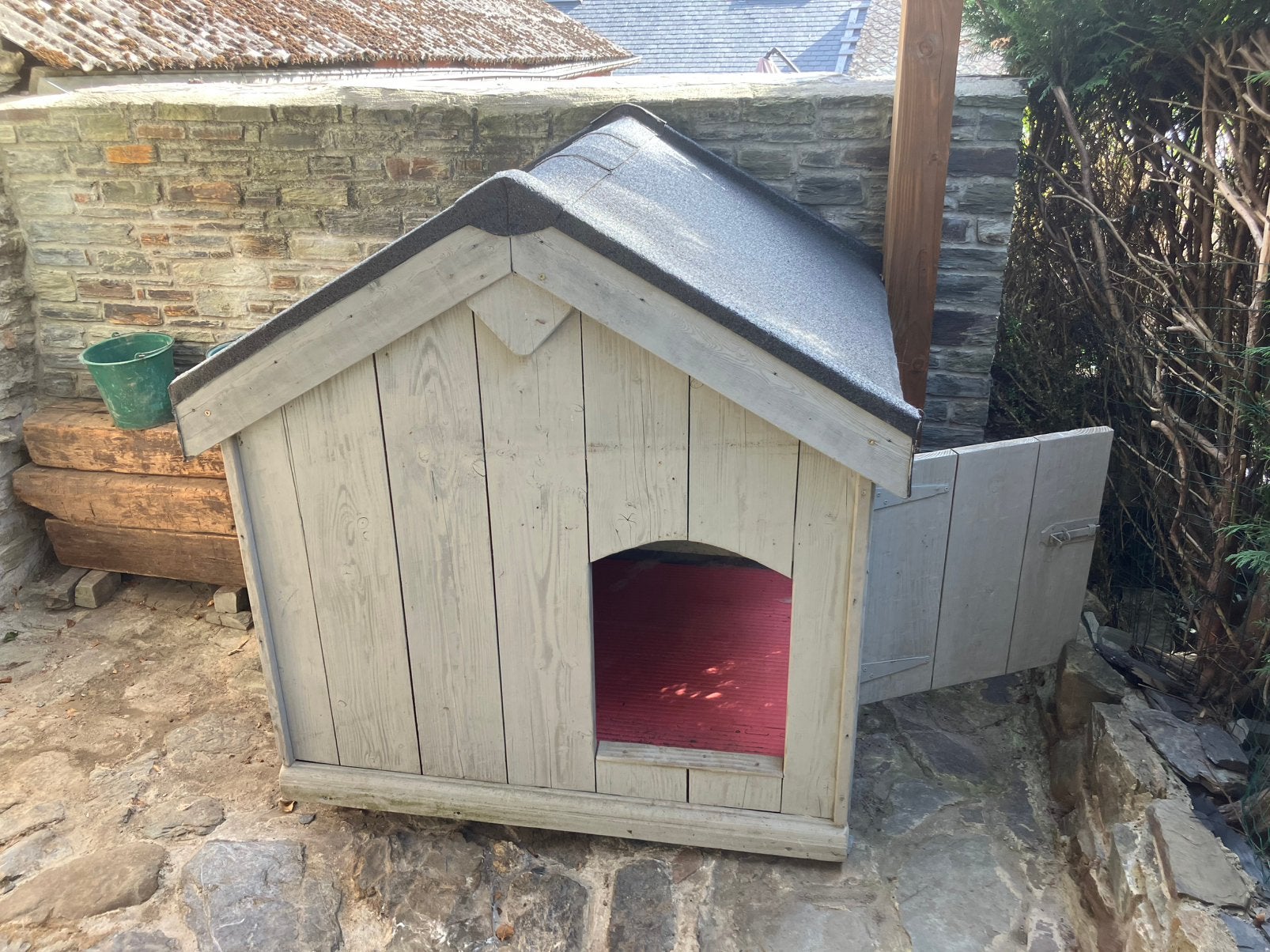 Chalet pour chiens gratuit à Vresse sur semois, Enlèvement, Comme neuf