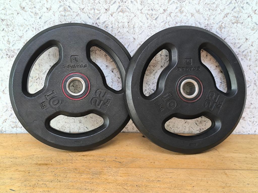 2 x Domyos 10kg halterschijven. 2,8cm. (Goede staat!), Sport en Fitness, Fitnessmaterialen, Gebruikt, Halterschijven, Armen, Benen