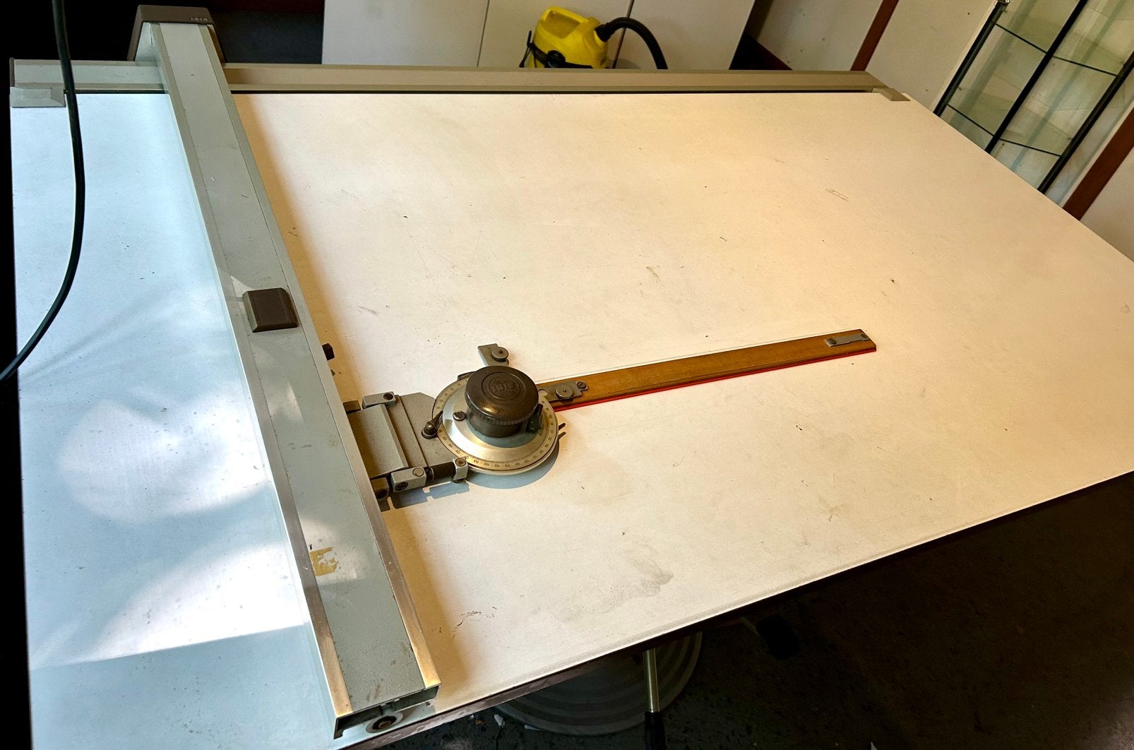 Gratis: tekentafel op voet, Bricolage & Construction, Tables à dessin, Utilisé, 150 à 170 cm, Enlèvement
