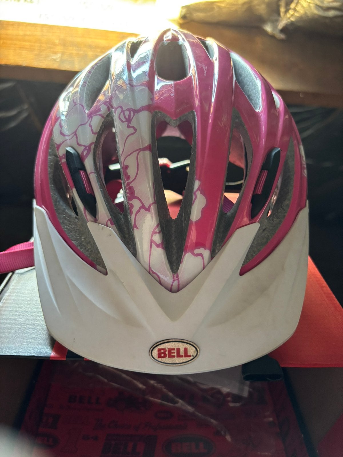 Bell kinderfietshelm wit/roze met zonneklep, Ophalen, Zo goed als nieuw
