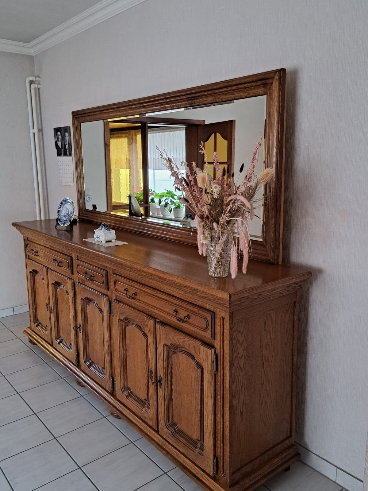 Lage kast met spiegel., Ophalen