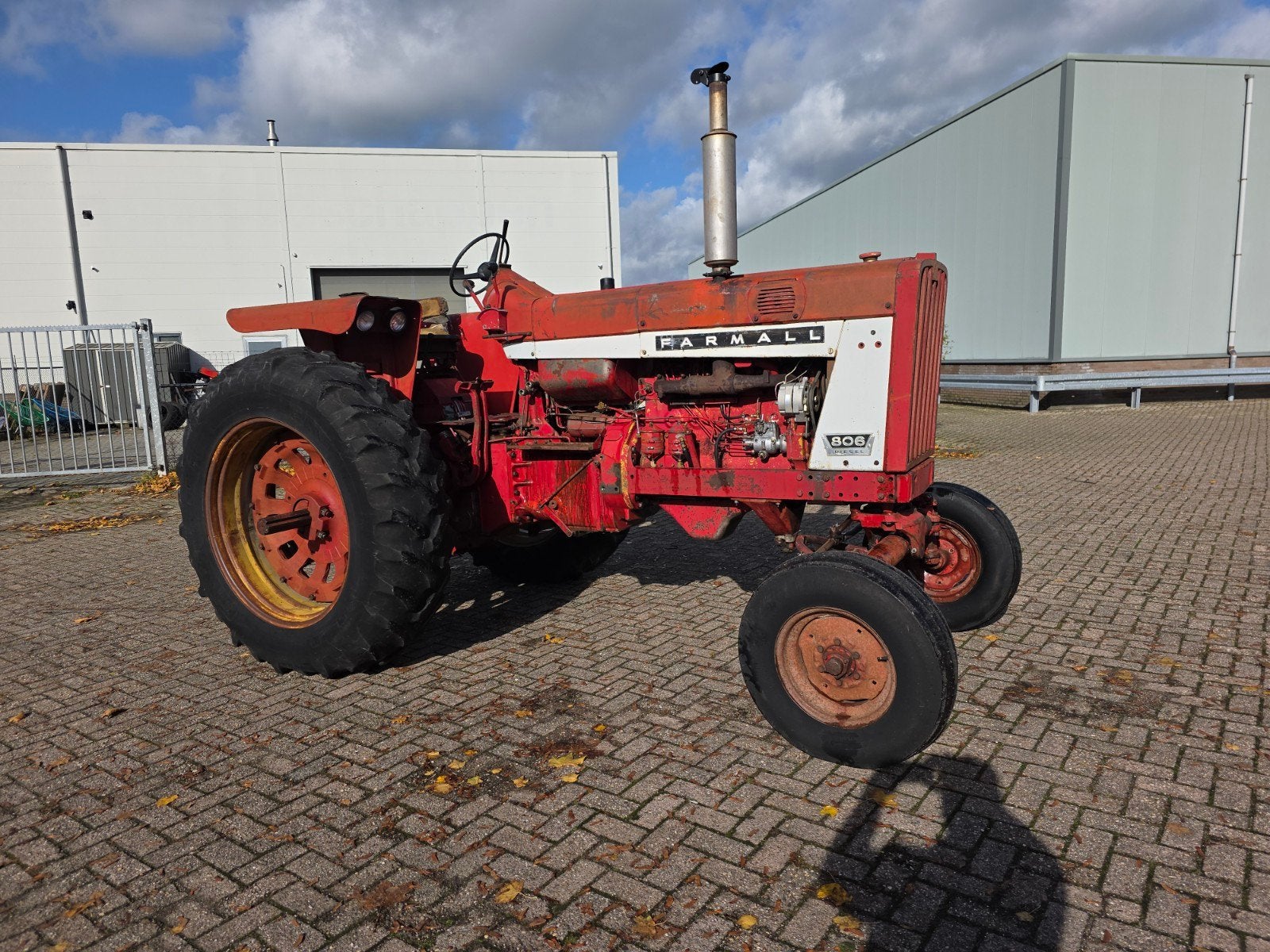 Farmall 806 et 560, Autres marques, 80 à 120 ch, Enlèvement, Oldtimer/Ancêtre