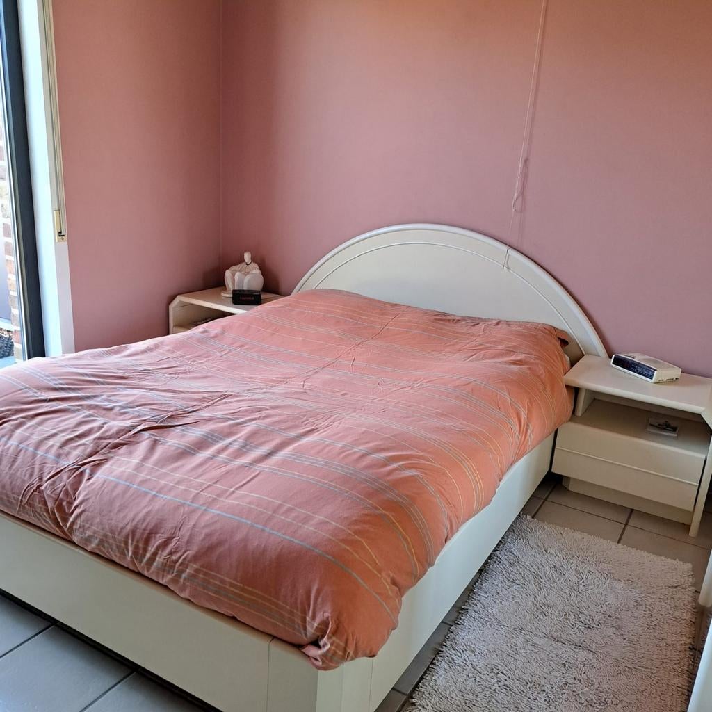 Slaapkamer met commode, nachttafel en driedeurs kleerkast, Ophalen