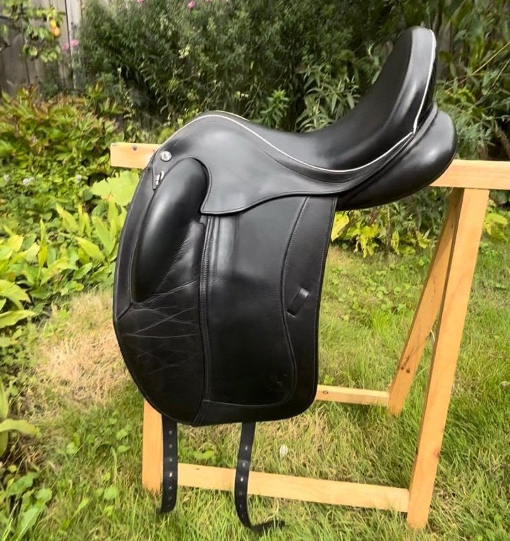 Santa cruz dressuurzadel, Enlèvement ou Envoi, Comme neuf, Siège creux