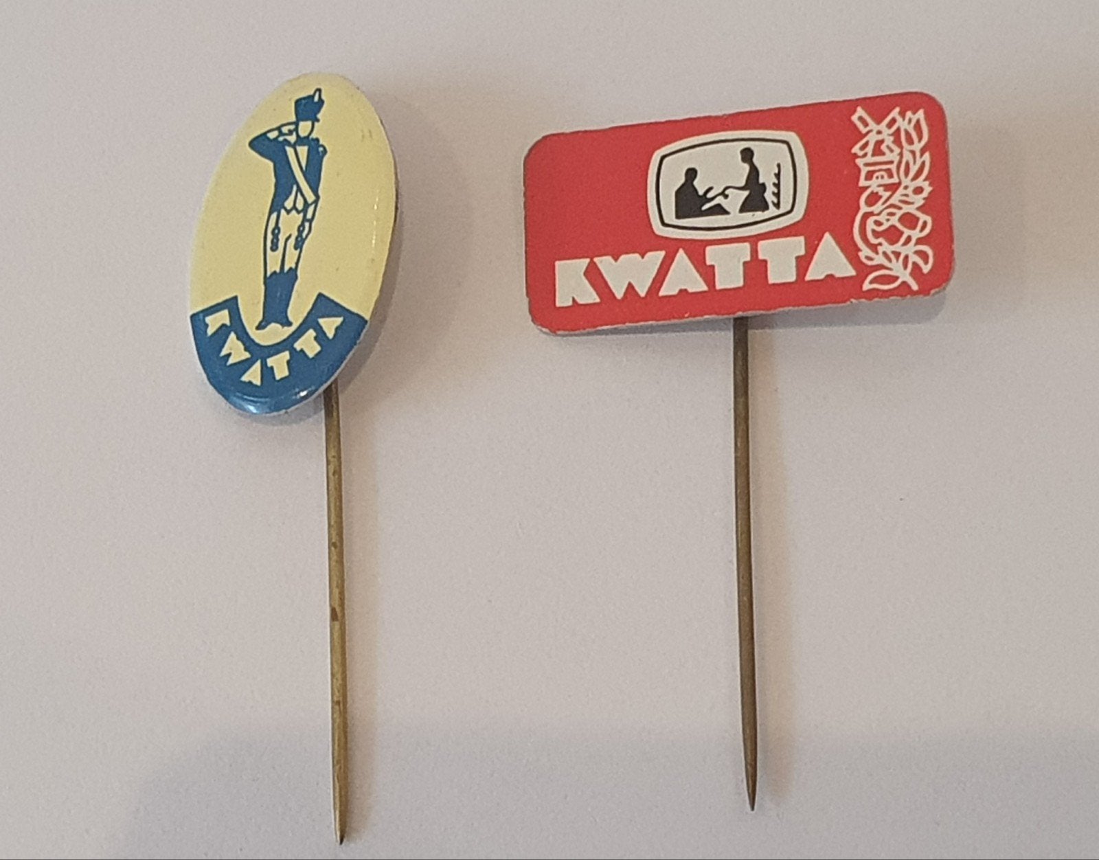 2x reclamespeldjes Kwatta, Verzamelen, Speldjes, Pins en Buttons, Ophalen of Verzenden