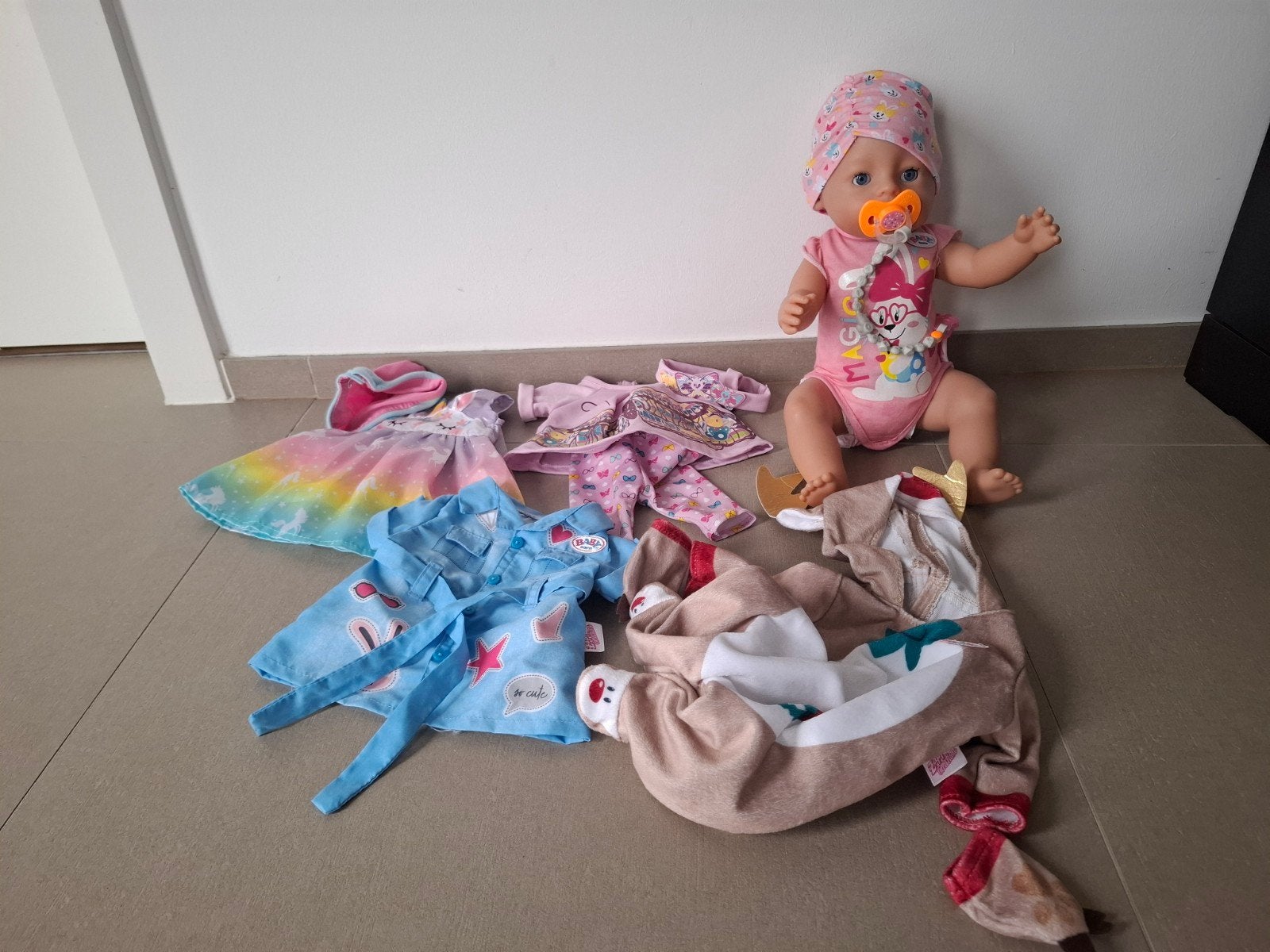Baby Born pop+ kleertjes+verzorgingstas, Ophalen, Zo goed als nieuw, Babypop