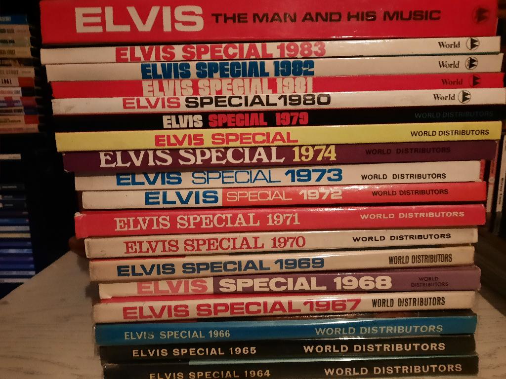 Elvis boeken harde kaft Monthly specials-- 18 STUKS rare, Ophalen of Verzenden, Gelezen, Artiest