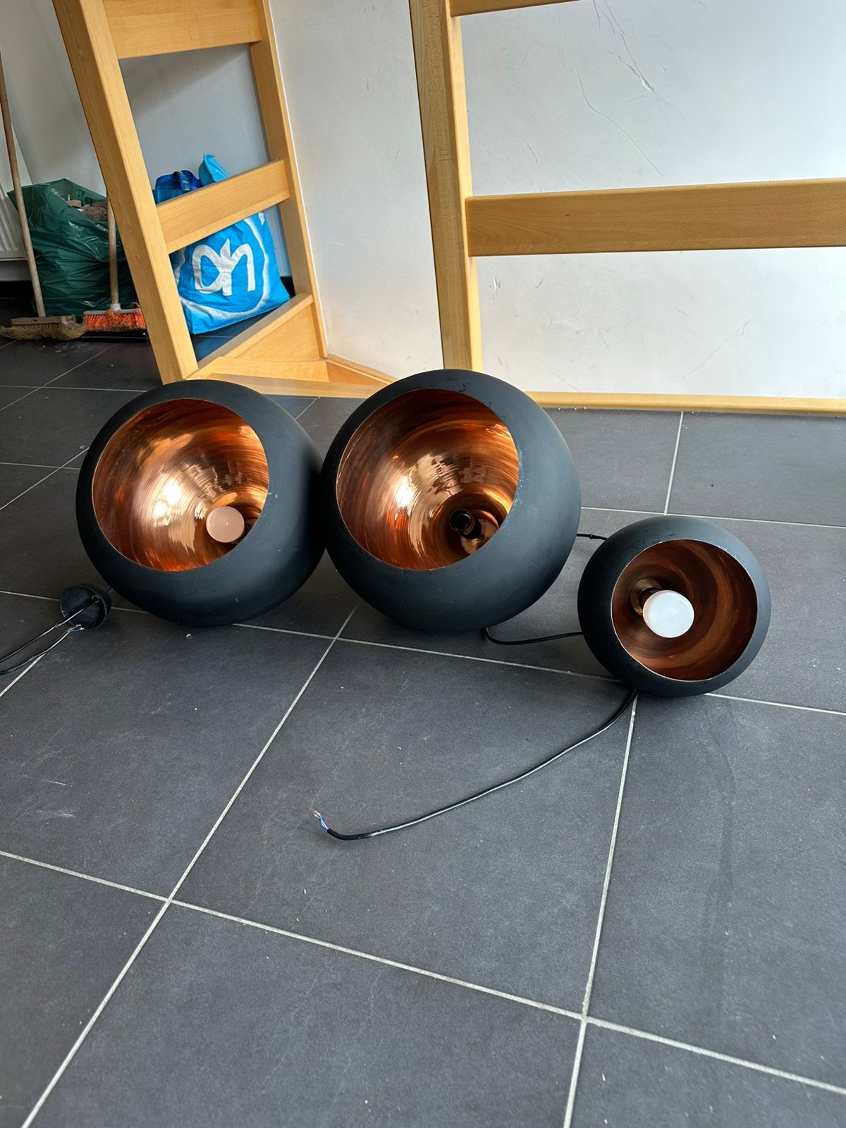 Lot de 3 lampes suspendues noires avec intérieur en cuivre, Antiquités & Art, Enlèvement