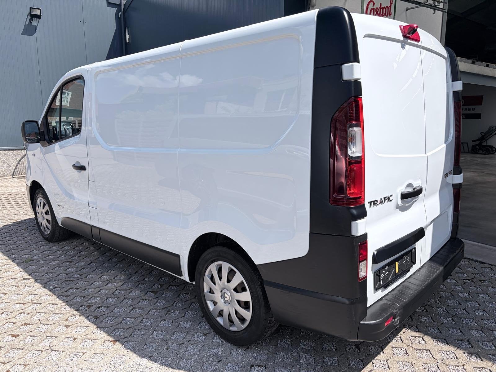 Renault Trafic L1H1 - Sortimo inrichting - 10661€+btw, Auto's, Voorwielaandrijving, Stof, Gebruikt, 4 cilinders