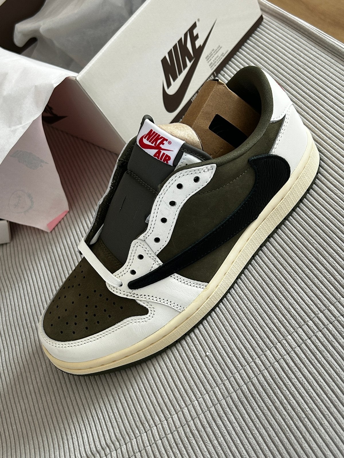 Jordan 1 Retro Low OG SP Travis Scott Medium Olive, Kleding | Heren, Schoenen, Overige kleuren, Nieuw, Ophalen of Verzenden, Sneakers