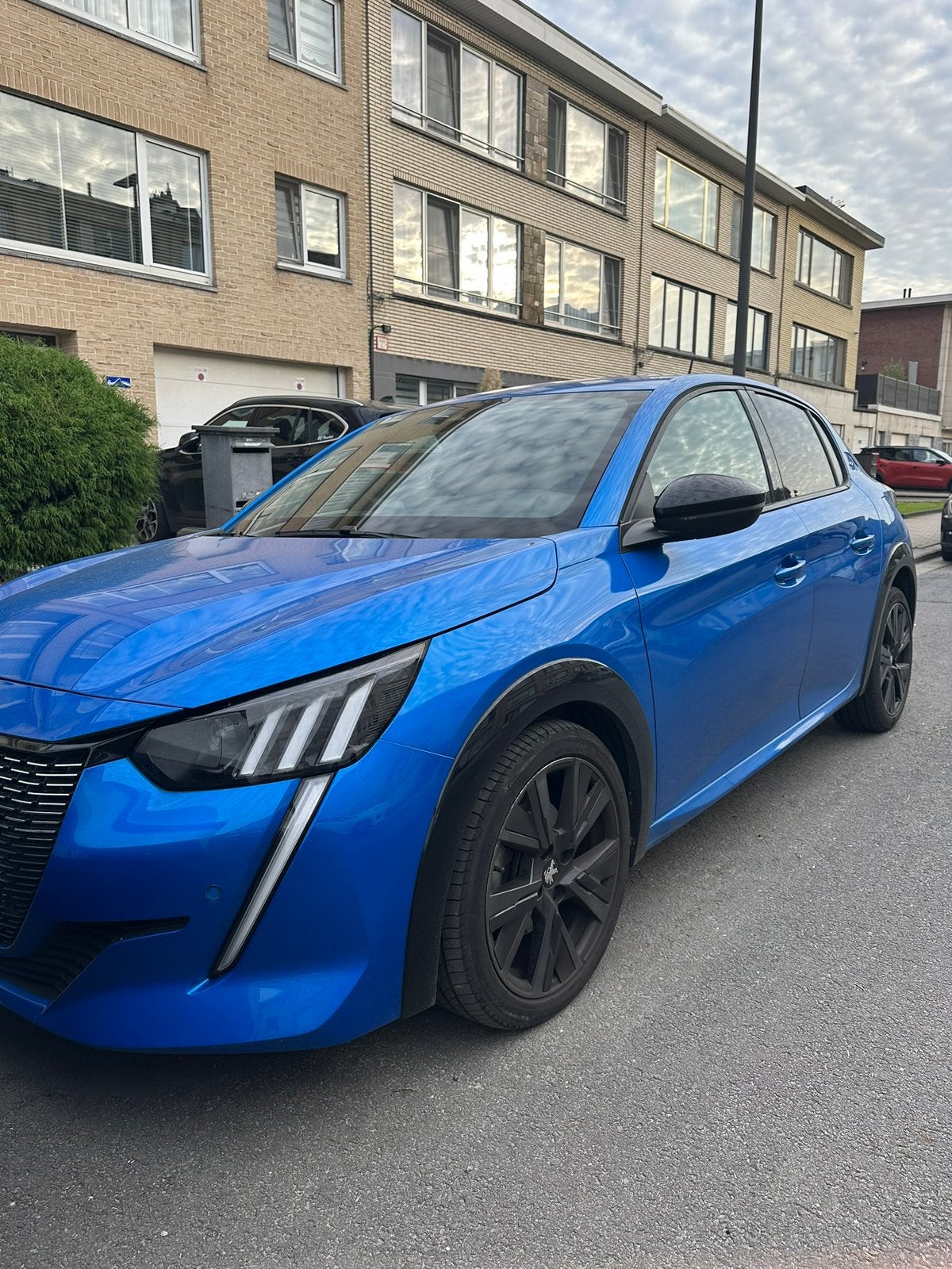 Peugeot 208 1.2i Benzine 101 pk GT EAT8 (EU6.4) automaat, Automaat, Dealer onderhouden, 1199 cc, Blauw