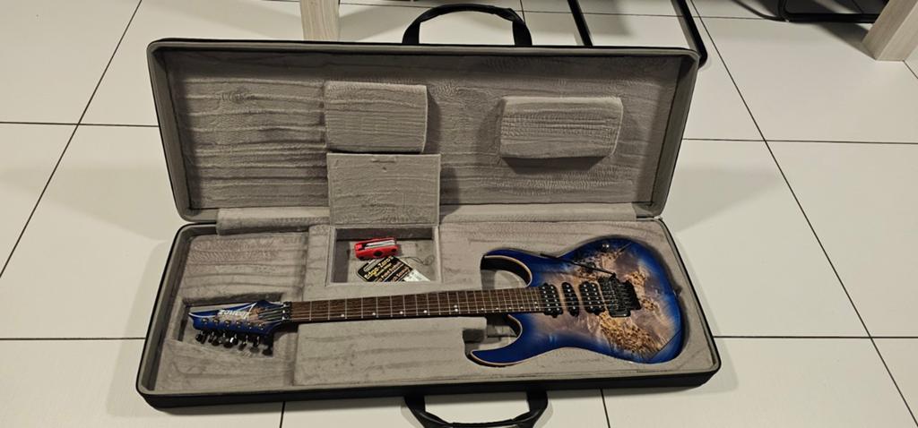 Ibanez RG1070PBZ in nieuw staat + ibanez case., Musique & Instruments, Instruments à corde | Guitares | Basses, Enlèvement