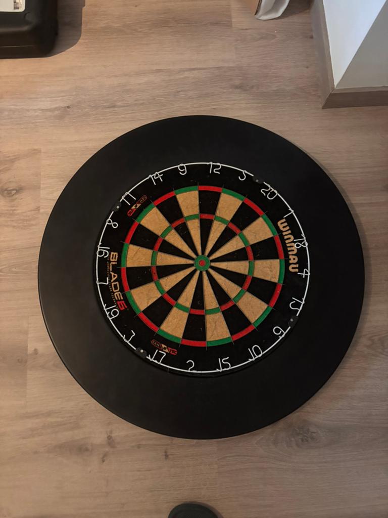 darts board winmau blade 6 + surrounding, Enlèvement, Comme neuf