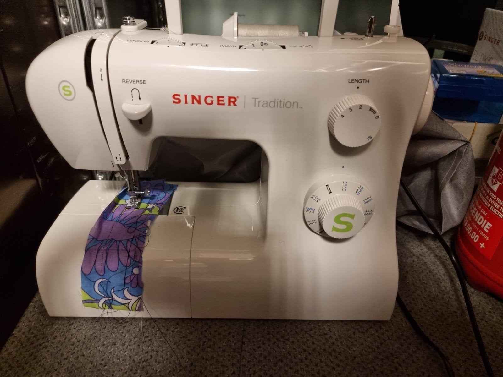 Singer naaimachine nauwelijks gebruikt te koop, Hobby en Vrije tijd, Naaimachines en Toebehoren, Ophalen, Naaimachine, Singer