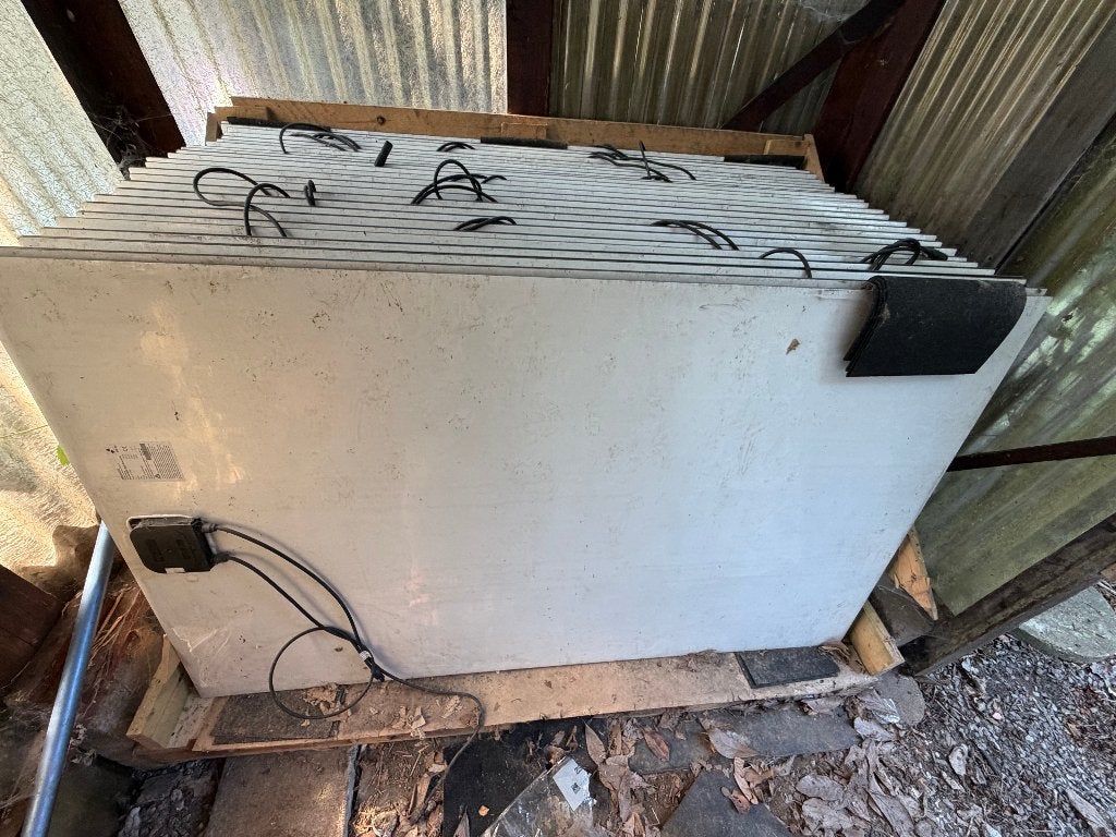 Lot de 49 panneaux solaires Soluxtec + fixations - 12,7 kWc, Enlèvement, Utilisé, Système complet, Moins de 100 watts-crêtes