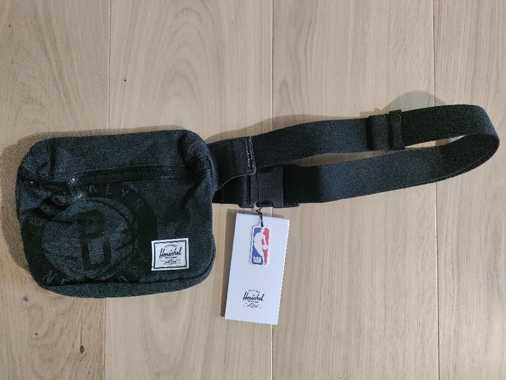 Herschel NBA heuptas: zwart-grijs; 24x18x5cm; nieuw, Handtassen en Accessoires, Tassen | Schoudertassen, Ophalen of Verzenden