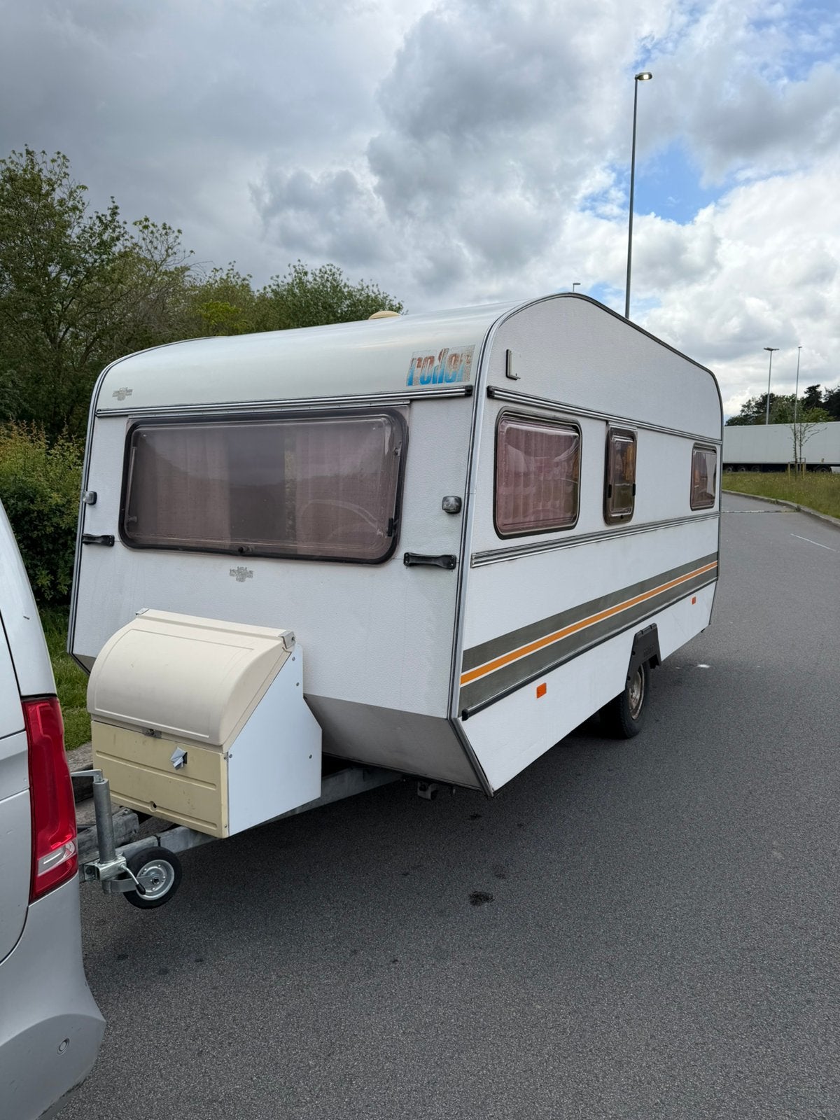 Ruime caravan Roller + recente voortent, Bedrijf, Vast bed