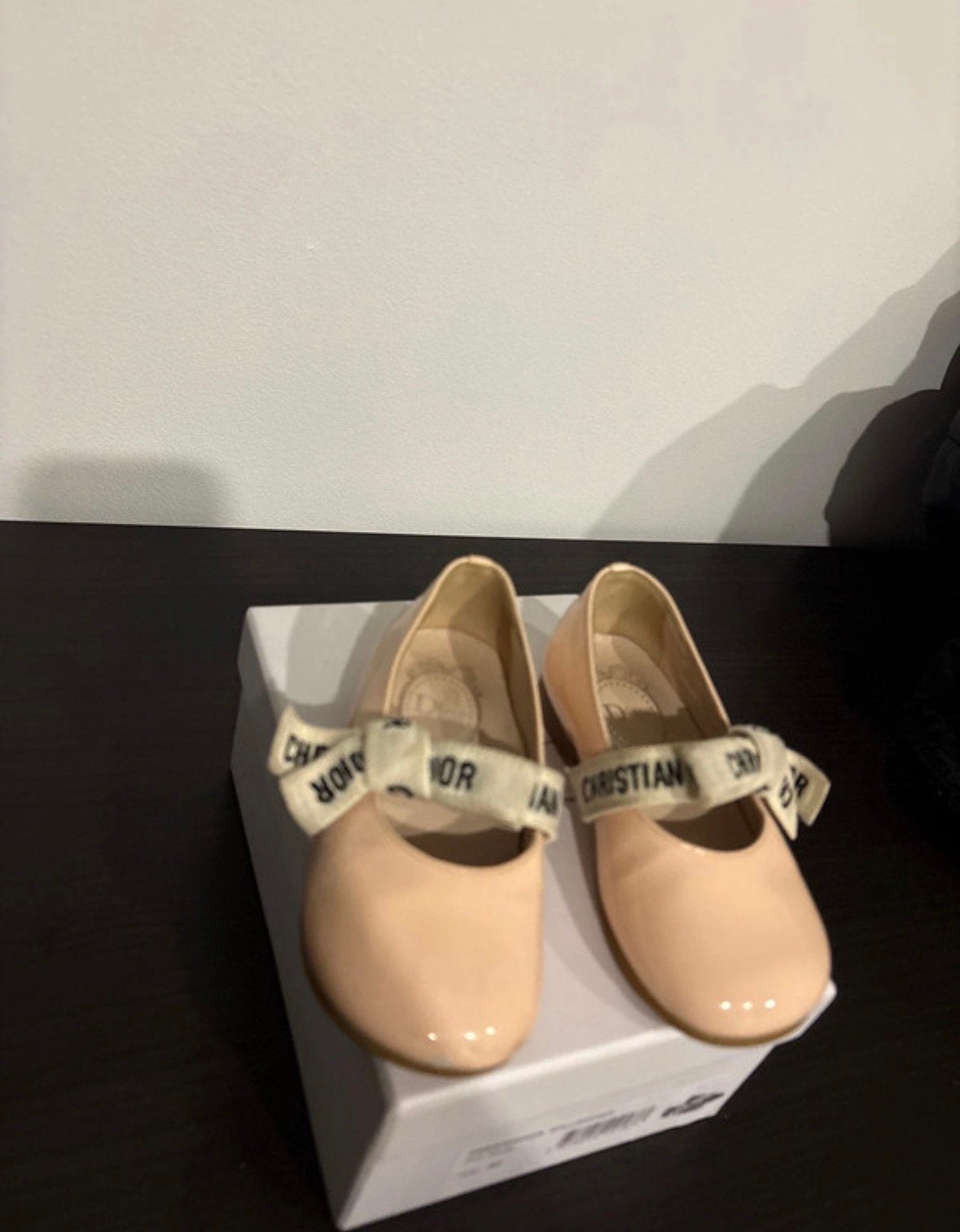 ballerines Baby Dior en cuir verni nude, Enfants & Bébés, Vêtements de bébé | Chaussures & Chaussettes, Enlèvement ou Envoi, Utilisé