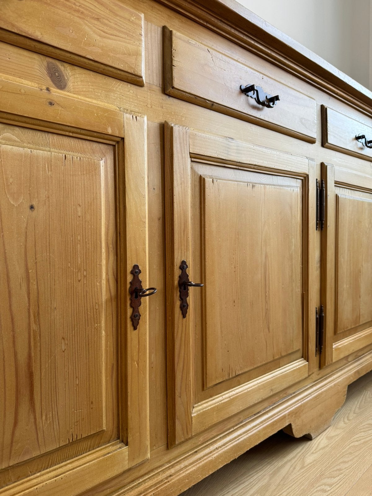 Buffet en pin de style campagnard, Maison & Meubles, 25 à 50 cm, 200 cm ou plus, Enlèvement, Utilisé