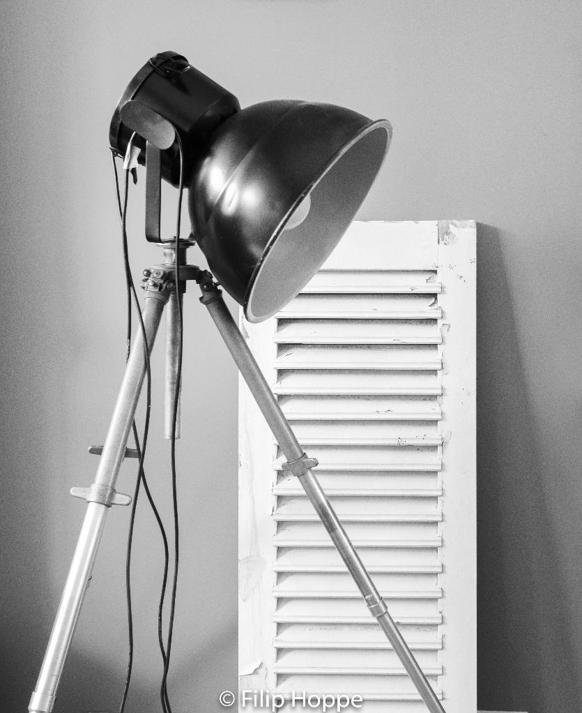 lamp op alu driepikkel, Huis en Inrichting, Lampen | Losse lampen, Ophalen, Gebruikt, 60 watt of meer, Overige typen