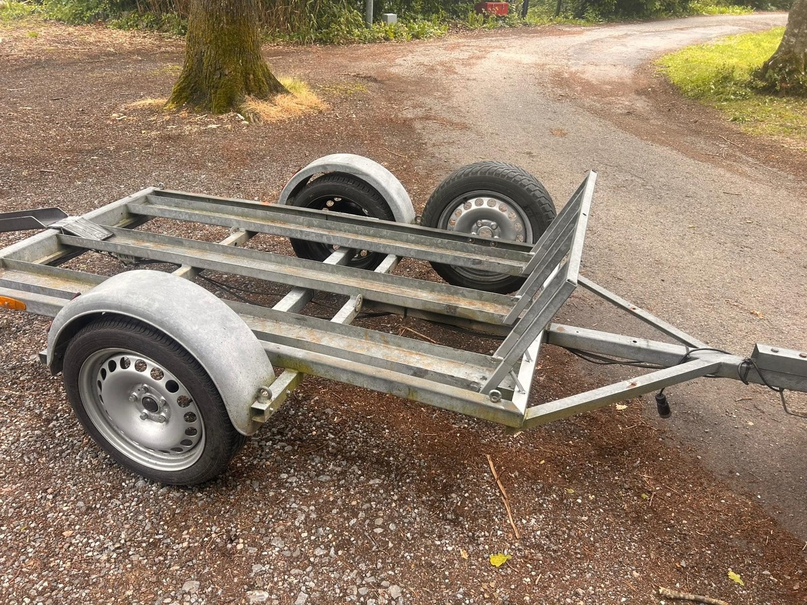Motoraanhangwagen te huur, Ophalen