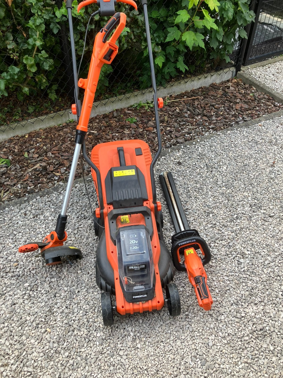 Accu grasmaaier+kantmaaier+haagschaar+acculader+accu 20V, Ophalen, Zo goed als nieuw